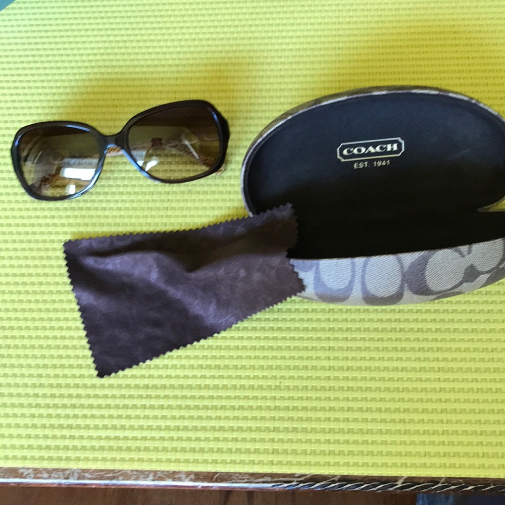 Coach sunglasses with case and cleaning cloth